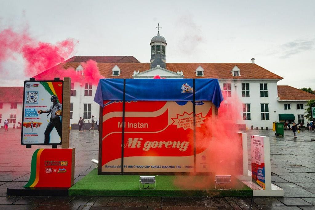 Mystery Air Drop Stunt oleh Indomie dan PUBG di tengah kota Tua Jakarta