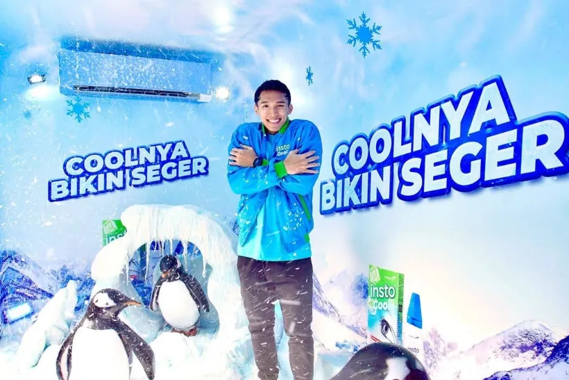 Jonathan Christie yang sedang berpose kedinginan di dalam Insto Cool Truck yang merupakan PR Activation Insto yang dilakukan oleh Crimson Agency