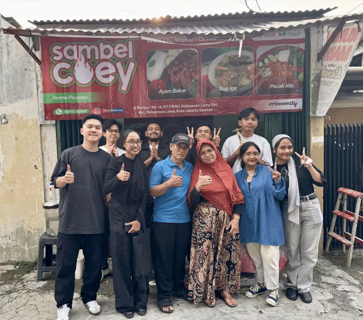 Intern Crimson yang sedang melakukan Crimsonity dengan membantu Sambel Coey